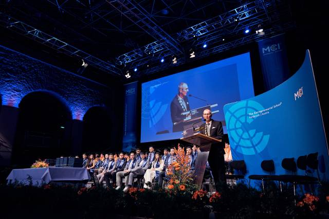 MCI Rector Andreas Altmann congratulates ©Klaus Maislinger