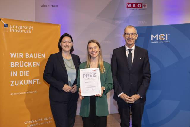 From left to right: WK Tirol President Barbara Thaler, Sophia Gschoßmann, MCI Rector Andreas Altmann ©Die Fotografen