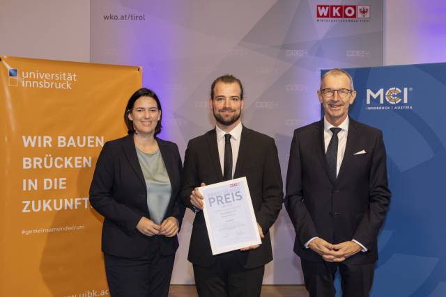 From left to right: WK Tirol President Barbara Thaler, Luca Nohel, MCI Rector Andreas Altmann ©Die Fotografen