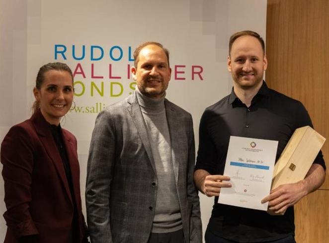 V.l.n.r.: Vanessa Hochstrasser (Geschäftsführung Rudolf Sallinger Fonds), Reinhard Prügl (Jury-Vorsitzender), Stefan Goldman ©Elisabeth Feik