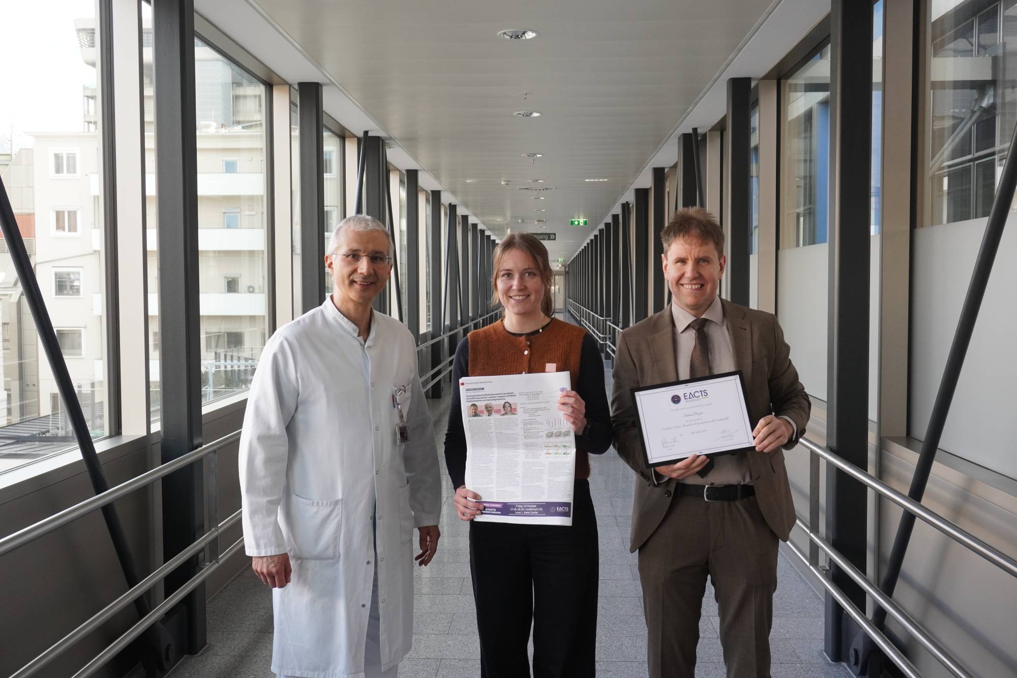 V.l.: Nikolaos Bonaros (stv. Direktor der Herzchirurgie Innsbruck), Jonna Golks (MCI-Masterabsolventin Medical & Sports Technologies), Manuel Berger (MCI-Forscher und Lehrender) ©MCI/Christina Luxner<br />