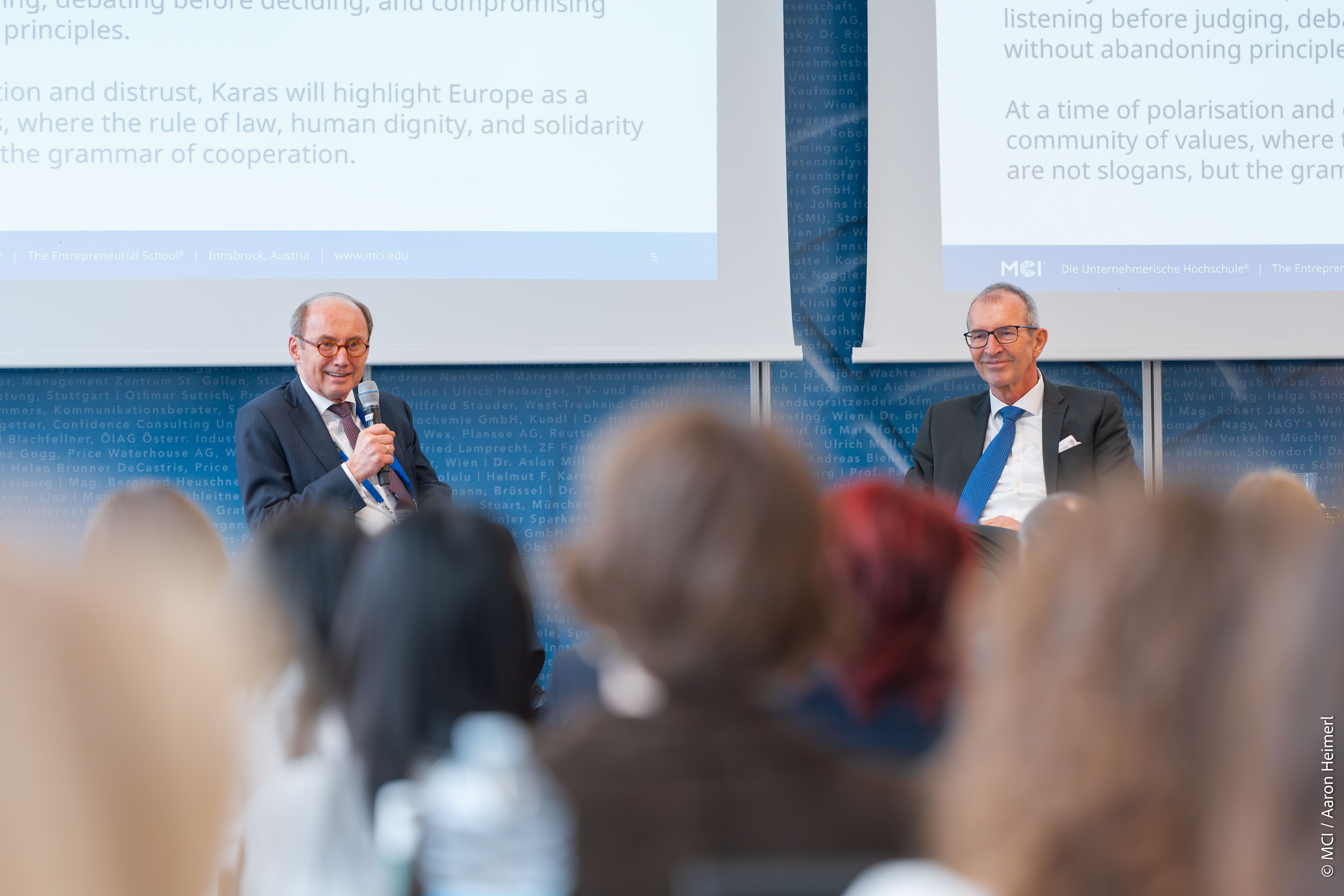 Othmar Karas, Präsident des European Forum Alpbach und ehemaliger Vizepräsident des Europäischen Parlaments, im Gespräch mit MCI Rektor Andreas Altmann ©MCI/Aaron Heimerl<br />