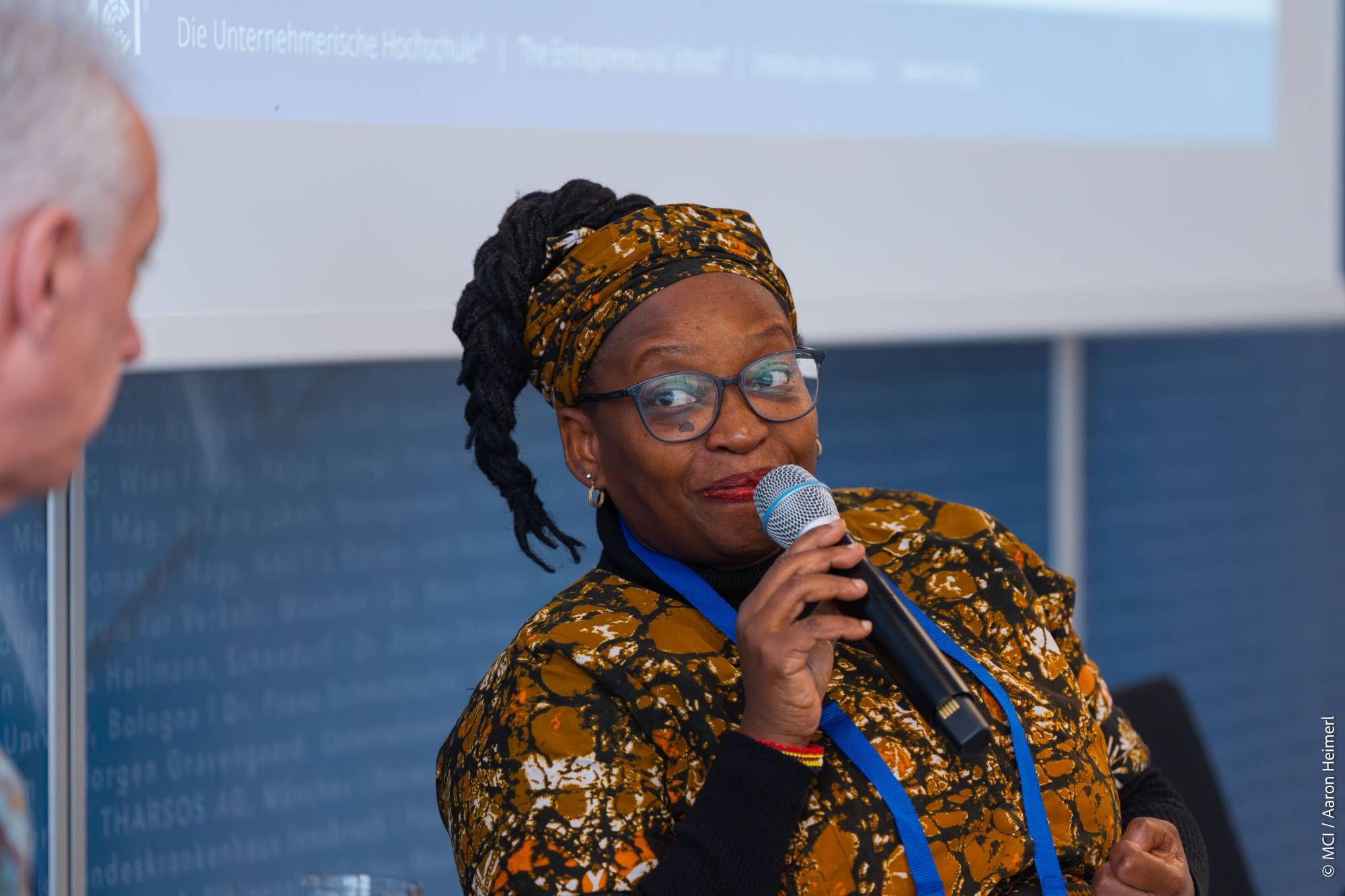 Stella Nyanzi, ugandische Genderforscherin und Menschenrechtsaktivistin, im Gespräch mit Adam Braver (Scholars at Risk) ©MCI/Aaron Heimerl <br />