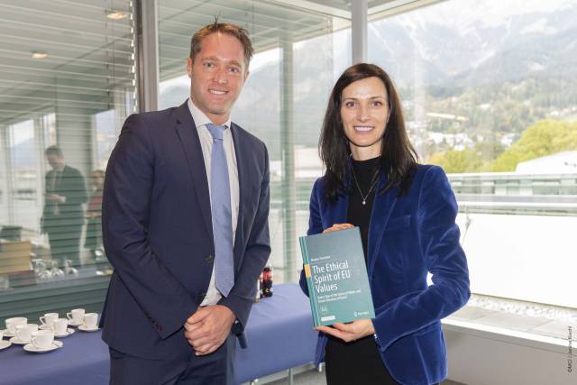 <p>Prof. Markus Frischhut mit EU-Kommissarin Mariya Gabriel ©MCI/Janine Kiechl</p>