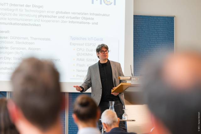 Matthias Janetschek during his inaugural lecture, “The Internet of (In)secure Things – Automated Security Analysis of IoT Devices” ©MCI/Aaron Heimerl<br />