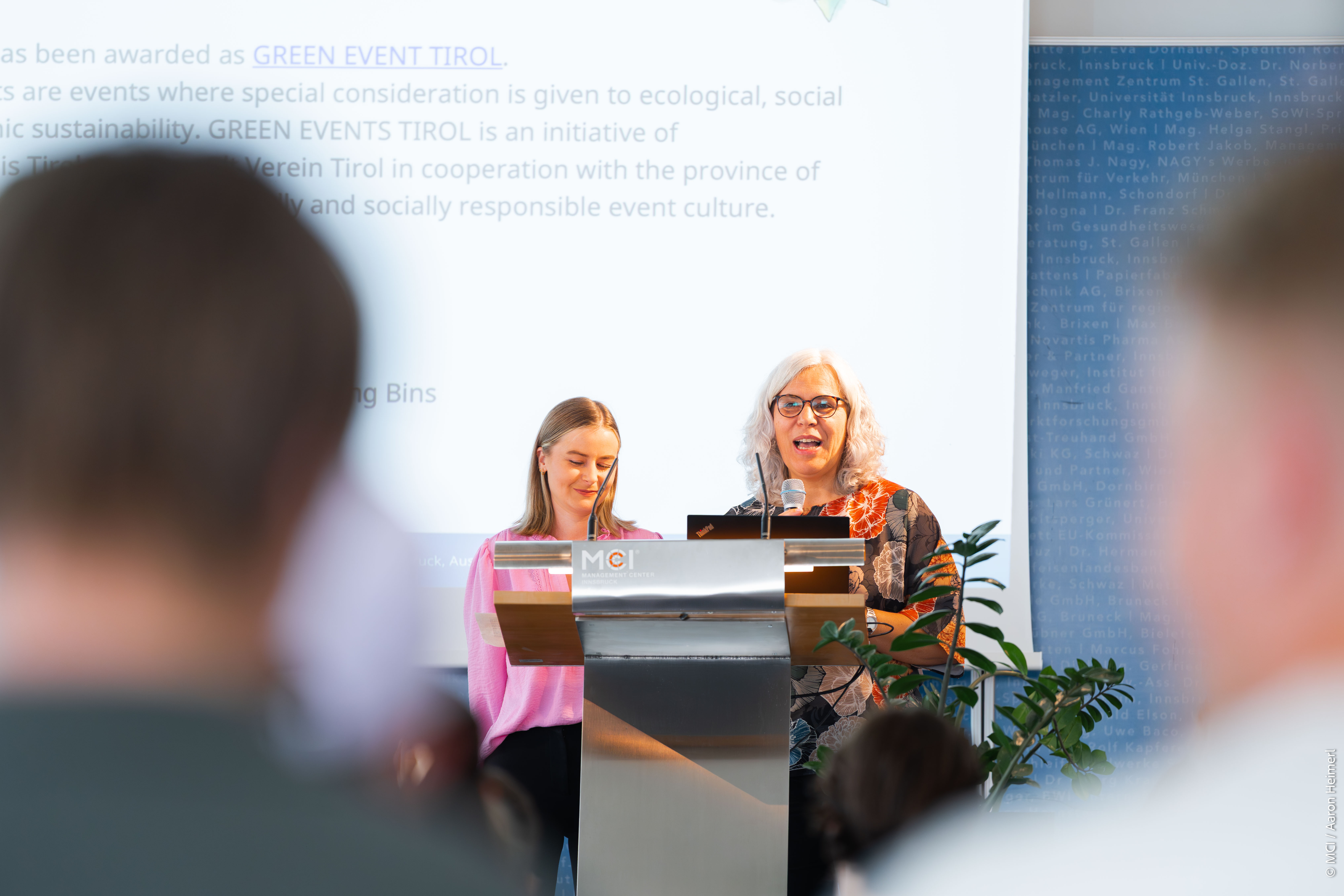 Janine Prokesch (left) and Regina Obexer (right), lead organizers of MCI Sustainability Week ©MCI/Aaron Heimerl<br />