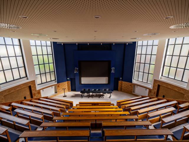 Paris School of Business holds the prestigious triple accreditation of EQUIS, AACSB, and AMBA and ranks among Europe's leading business schools. ©PSB<br />
