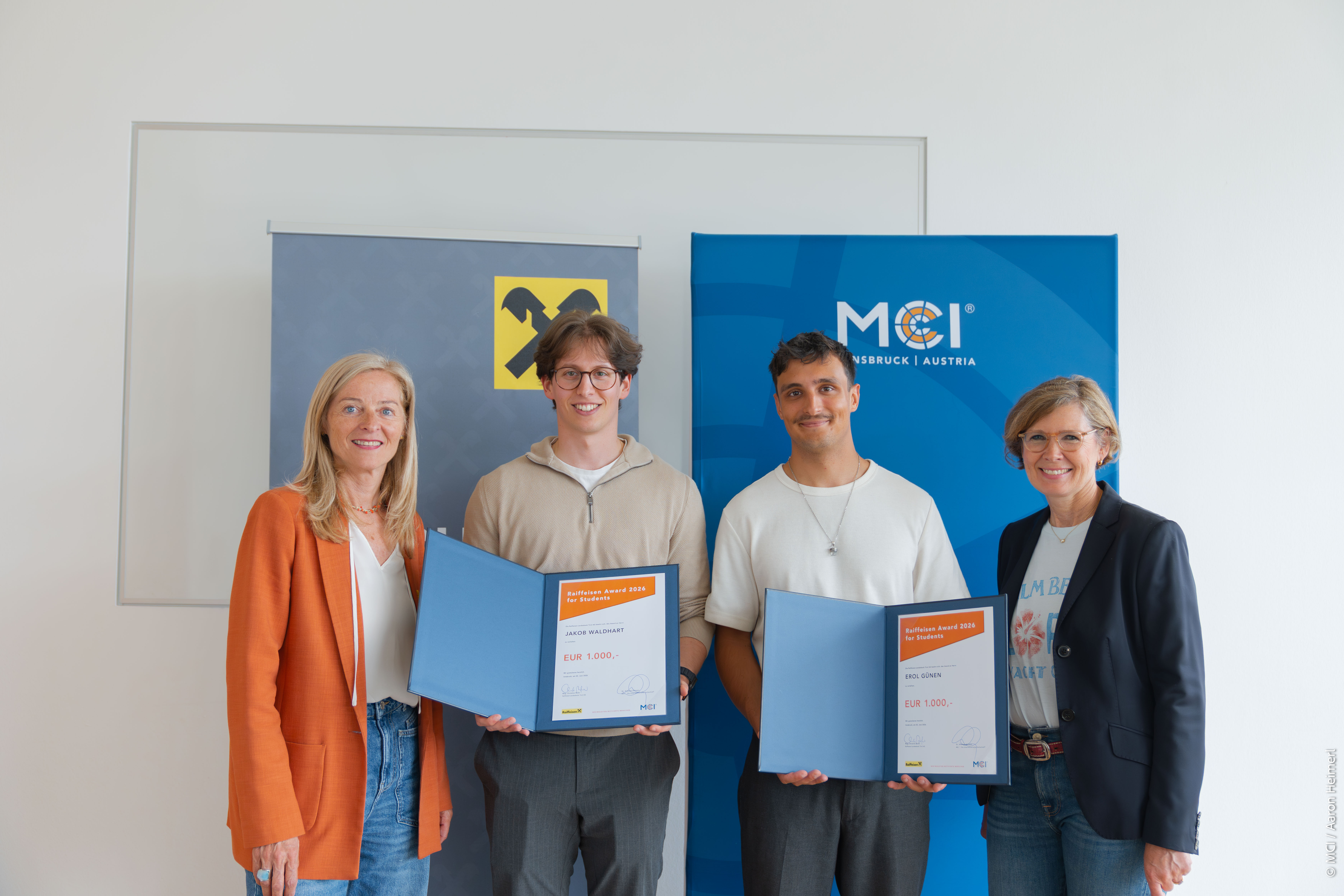 Exzellente Studienleistungen am MCI mit Raiffeisen Award prämiert