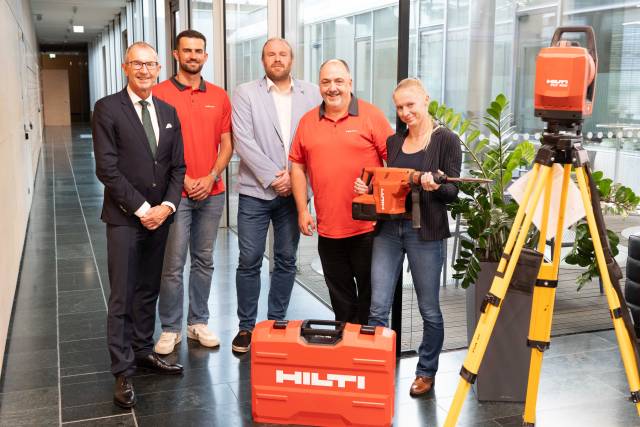 V.l. Andreas Altmann (MCI Rektor), David Altmann (Hilti Technical Sales Consultant), Werner Stadlmayr (Studiengangsleitung), Andreas Hölbling (Hilti Austria Regional Sales Manager), Silvia Öttl (stv. Studiengangsleitung) ©MCI/Jürgen Nigg<br />