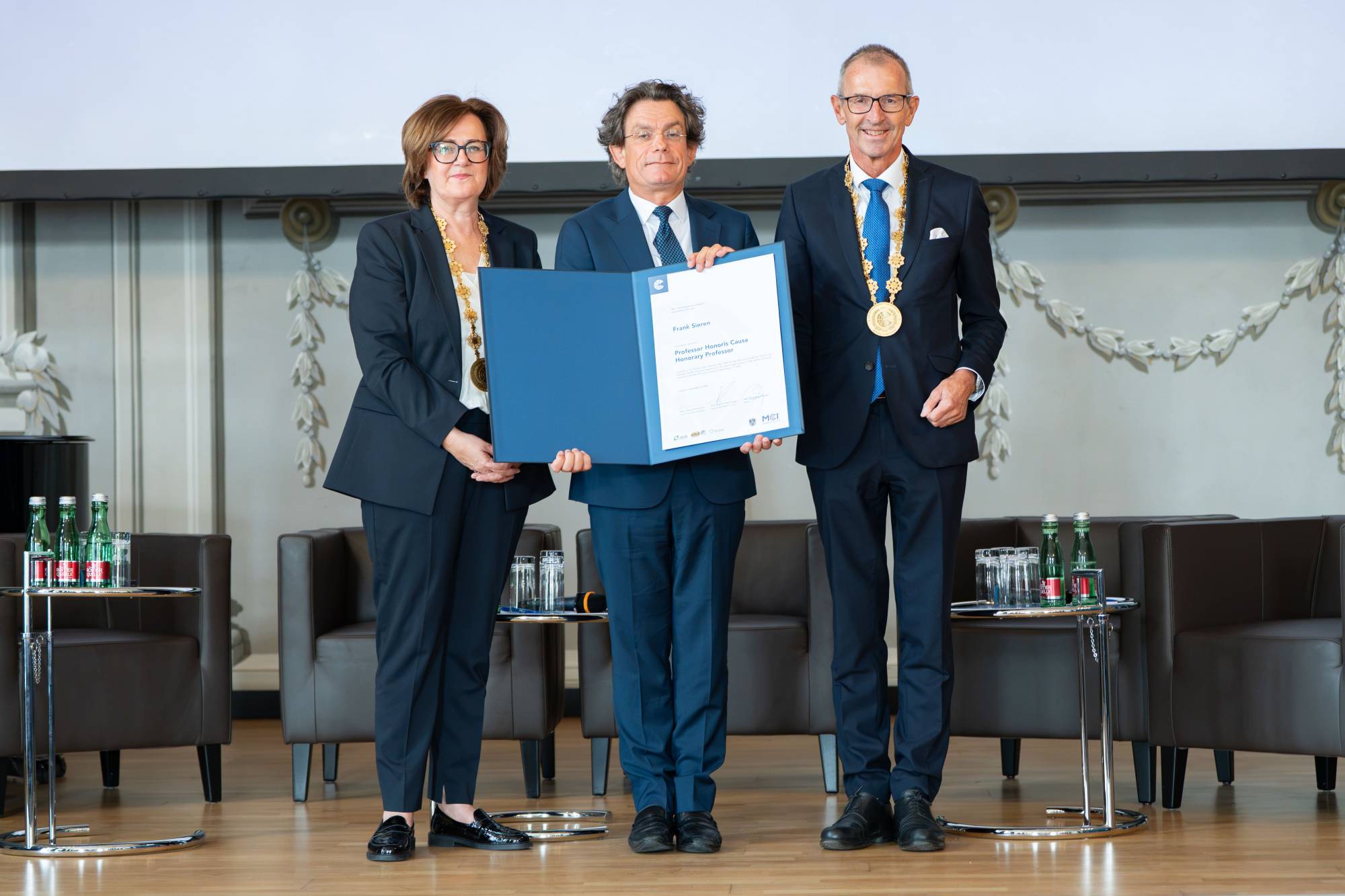 Frank Sieren (center) is presented with an honorary professorship. ©MCI<br />