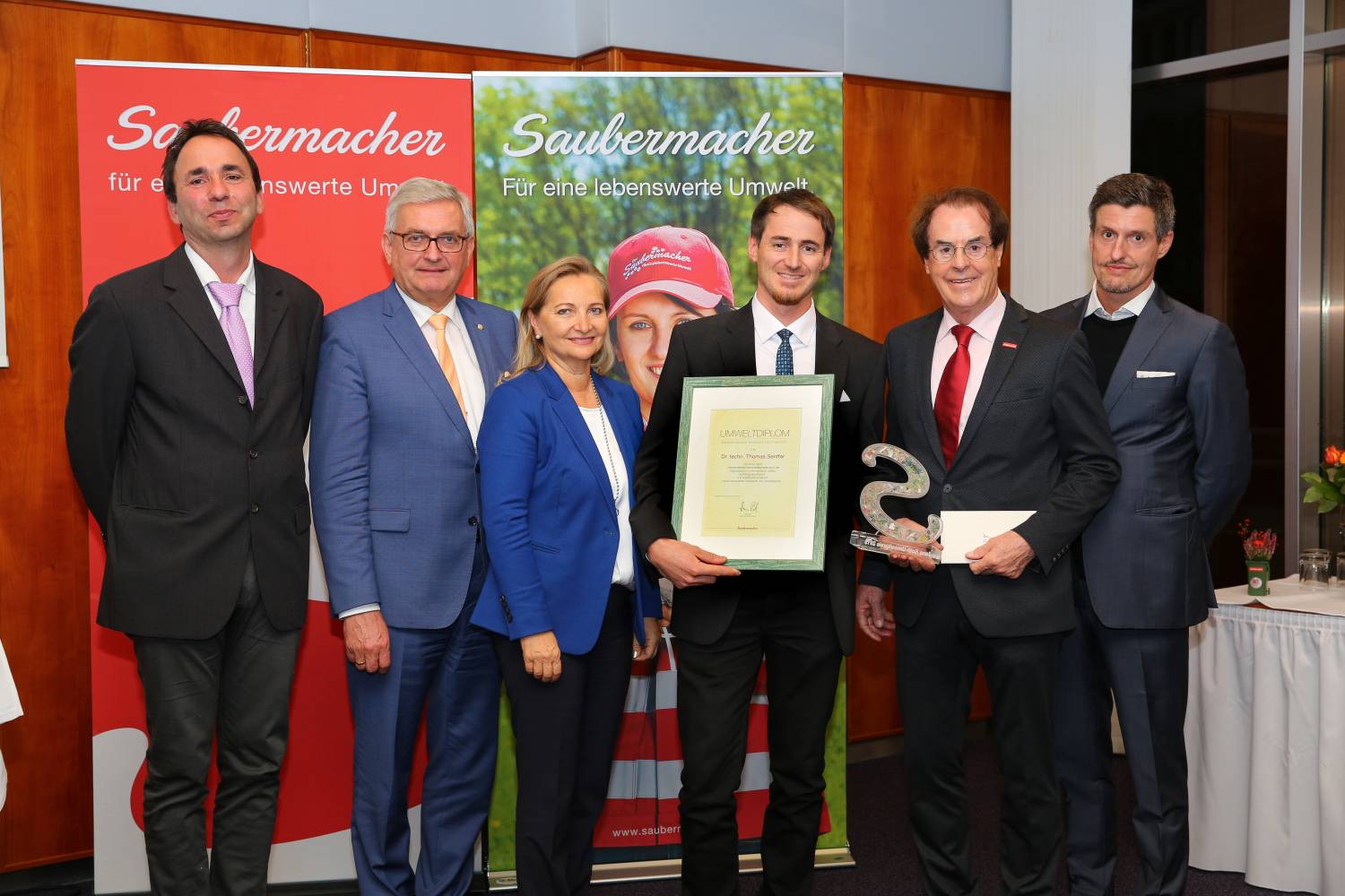 <p><em>Bei der Preisverteilung des Umweltpreises in Wien mit Vertretern der Politik, WKO und dem Stifter des Preises Hans Roth (2. von rechts; Saubermacher AG). Foto: Saubermacher AG </em></p>