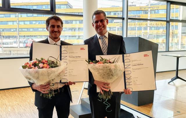 <p><em>Feierliche Verleihung des Preises der Landeshauptstadt Innsbruck für Forschung und Innovation. Die zwei strahlenden Preisträger Thomas Senfter und Lukas Möltner. Foto: MCI </em></p>