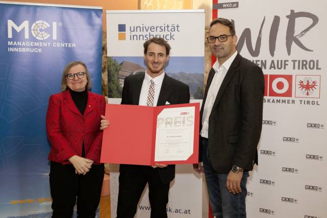 <p><em>Bei der Verleihung des Wissenschaftspreises der Wirtschaftskammer Tirol mit Vizerektorin Ulrike Tanzl und Wirtschaftskammer-Präsident Christoph Walser. Foto: WKO / Die Fotografen. </em></p>