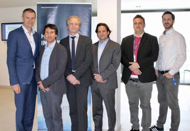 <p><em>Maurizio Incurvati (2. v.l.) und Ronald Stärz (3. v.l.) treffen sich mit den Kollegen von MedAustron. Foto: MedAustron </em></p>