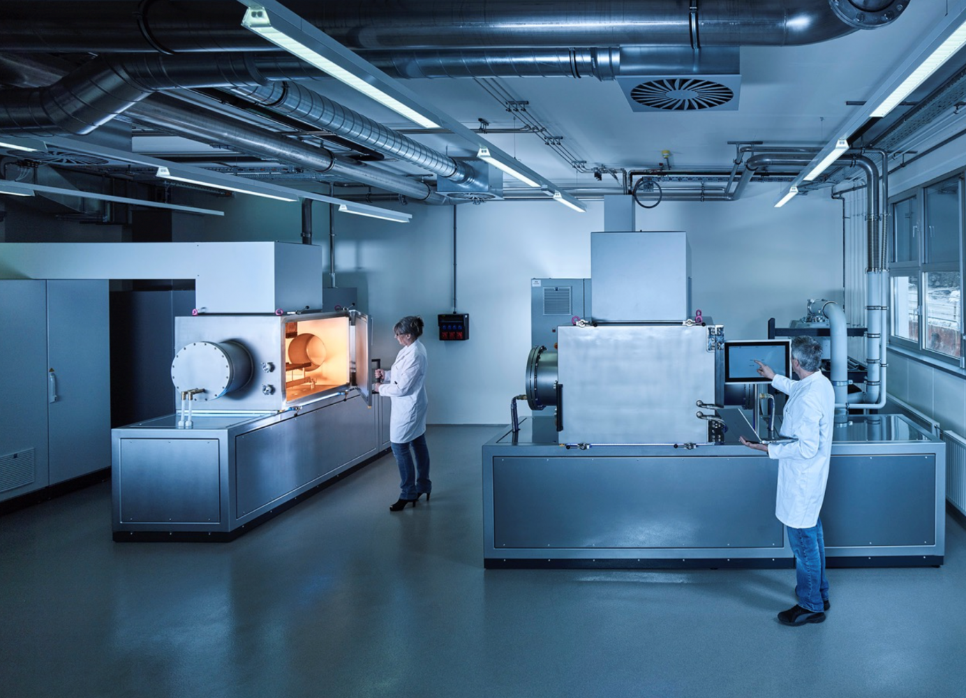 <p><em>Diamant trifft Industrie 4.0: industrielle Diamant 4.0<strong>®</strong> Beschichtungsanlagen mit vollautomatisierter Prozesstechnologie. Foto: CarbonCompetence GmbH - Vorhofer</em></p>