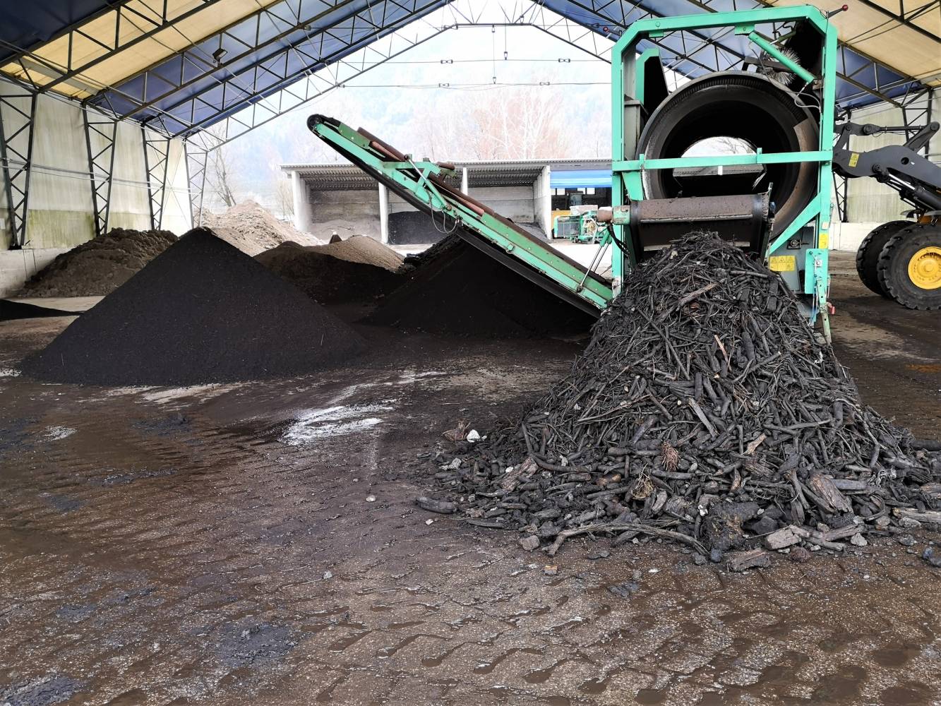 <p><em>Screening of the finished compost. The fine fraction is used for practical use. Foto: MCI-Hämmerle</em></p>