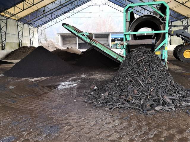 <p><em>Screening of the finished compost. The fine fraction is used for practical use. Foto: MCI-Hämmerle</em></p>