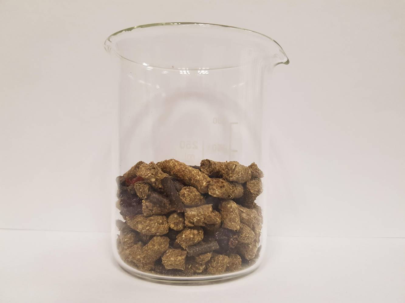 <p><em>Das Futter in pelletierter Form hat unter anderem den Vorteil selektivem Fressen vorzubeugen und Entmischung der Nährstoffe zu verhindern. Foto: MCI-Knöpfle</em></p>