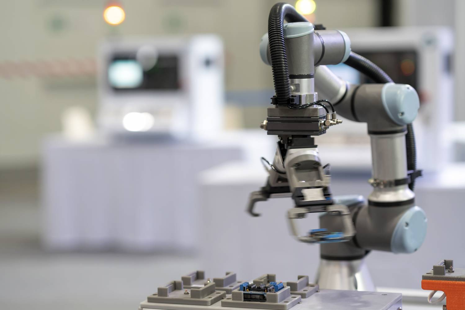 Der Einsatz kollaborativer Roboter am MCI ermöglicht eine flexible Unterstützung von manuellen Tätigkeiten. 
