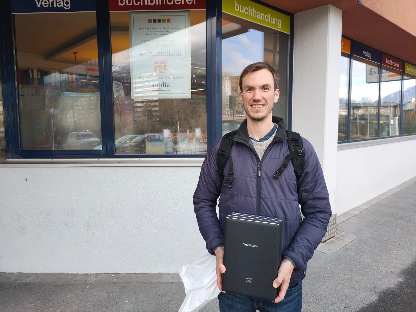 <p><em>Jan Back</em></p><p><em>Kaum etwas fühlt sich so gut an wie eine frisch gedruckte Dissertation. © MCI-Spruck.</em></p>