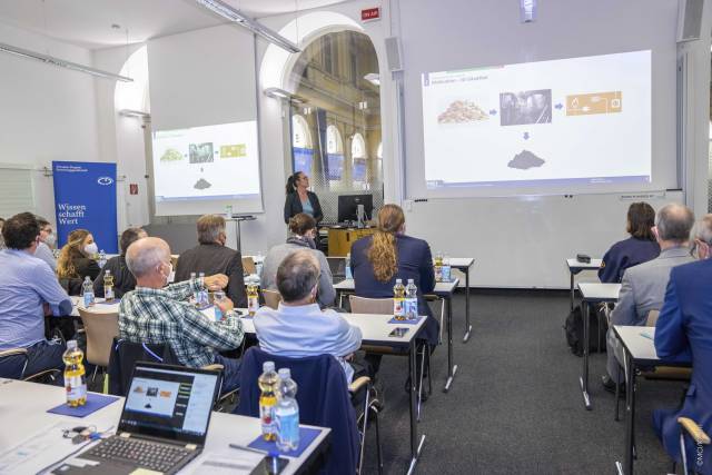 <p><em>Das Forum T&LS ermöglicht den Austausch zwischen Wirtschaft, Wissenschaft und Politik. <em>© MCI-Kiechl.</em></em></p>