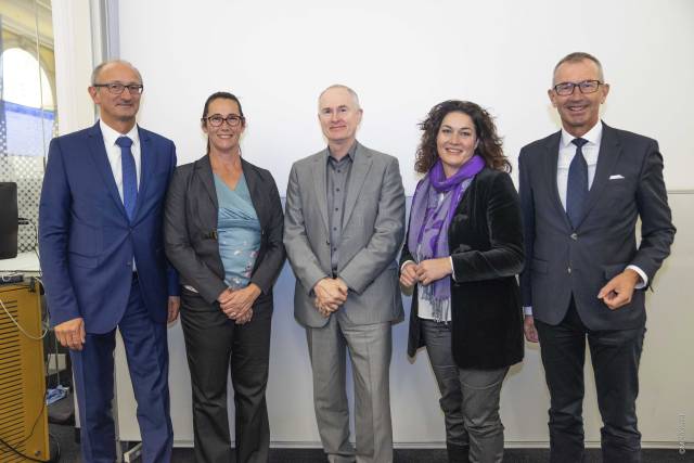 <p><em>Das Forum T&LS konnte unter Beteiligung von Politik und Vertretern der Christian Doppler Forschungsgesellschaft abgehalten werden. (vlnr: LR Anton Mattle, JRZ-Leitung Angela Hofmann, CDG-Vertreter Frederic Fredersdorf, LH-Stv.in Ingrid Felipe, MCI Rektor Andreas Altmann) </em><em>© MCI-Kiechl.</em></p>