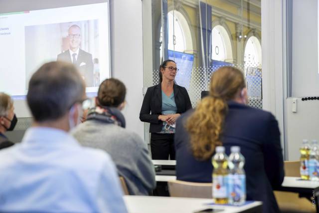 <p><em>Angela Hofmann präsentiert Ergebnisse aus dem ersten Forschungsjahr. <em>© MCI-Kiechl.</em></em></p>