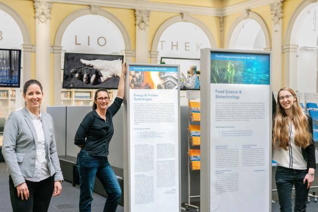 <p><em><em>Von links nach rechts: Anita Zehrer, Professor (FH) Department Tourismus & Freizeitwissenschaft, Angela Hofmann, Professor (FH) Department Umwelt-, Verfahrens- und Energietechnik und Leitung Josef Ressel Zentrum und Verena Wiedemair, Wissenschaftliche Assistenz & Projektmanagement Department Lebensmitteltechnologie & Ernährung. ©MCI_Geisler<br /> <br /> </em></em></p>