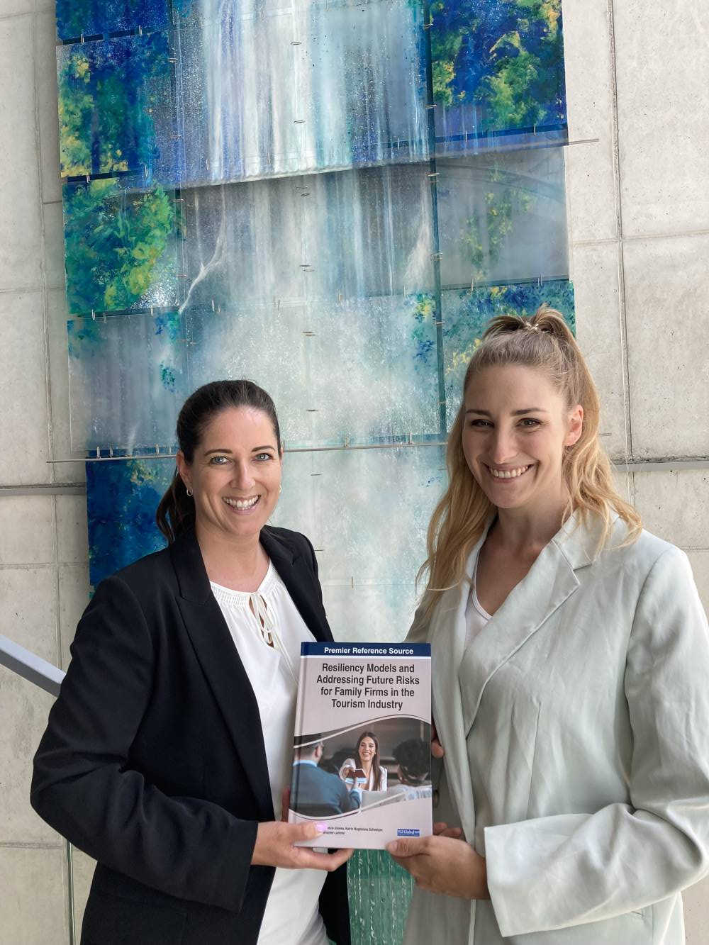 Anita Zehrer und Gundula Glowka (v.l.) mit dem Buch. Foto: MCI-Nickel.