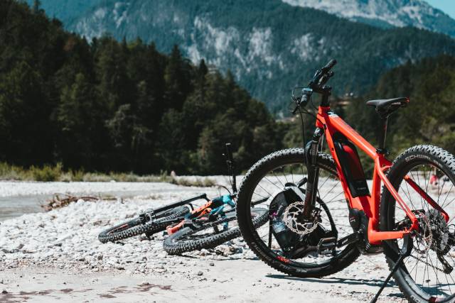 <p>E-Bikes am Fluss © Julian Hochgesang on Unsplash</p><p><em> </em></p>