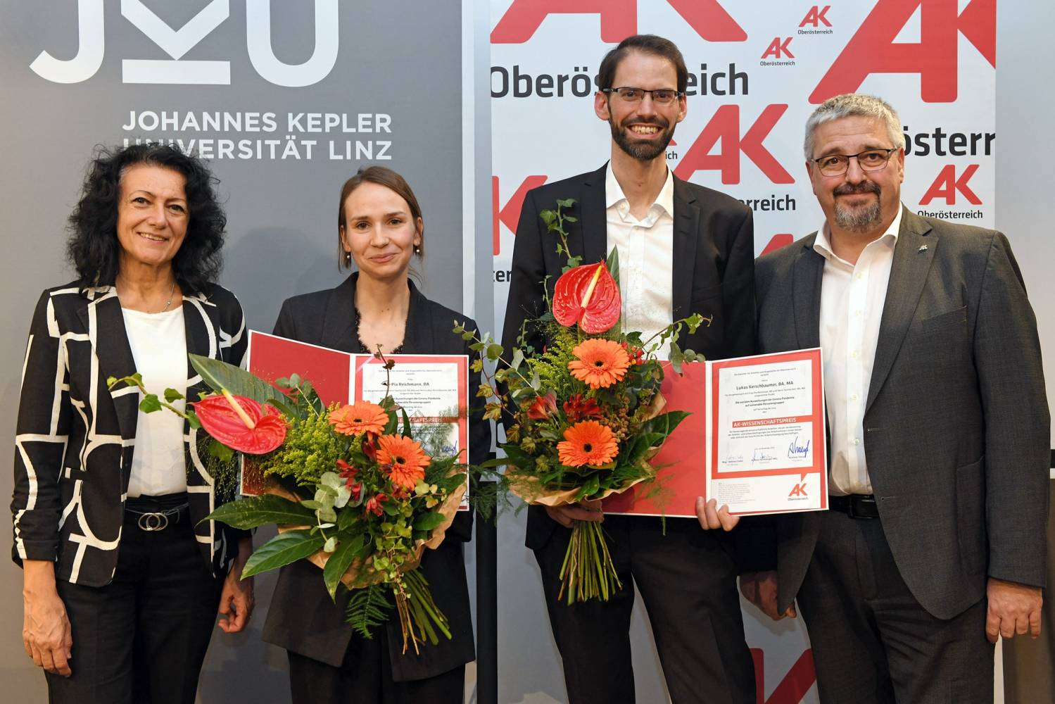AK Wissenschaftspreis 2022 wird an Pia Reichmann (Zweite von links) und Lukas Kerschbaumer (Dritter von links) überreicht. Foto: © AK Oberösterreich