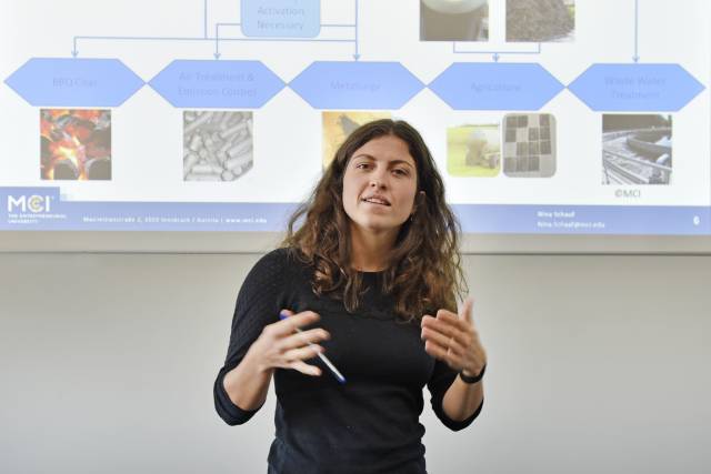<p>Nina Schaaf berichtet über ihre Forschungsarbeit an Holzkohle <br />© MCI  </p><p><em> </em></p>