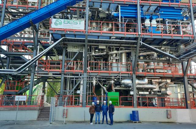 <p>Vor der BEST Versuchsanlage in Wien Simmering <br />© BEST  </p><p><em> </em></p>