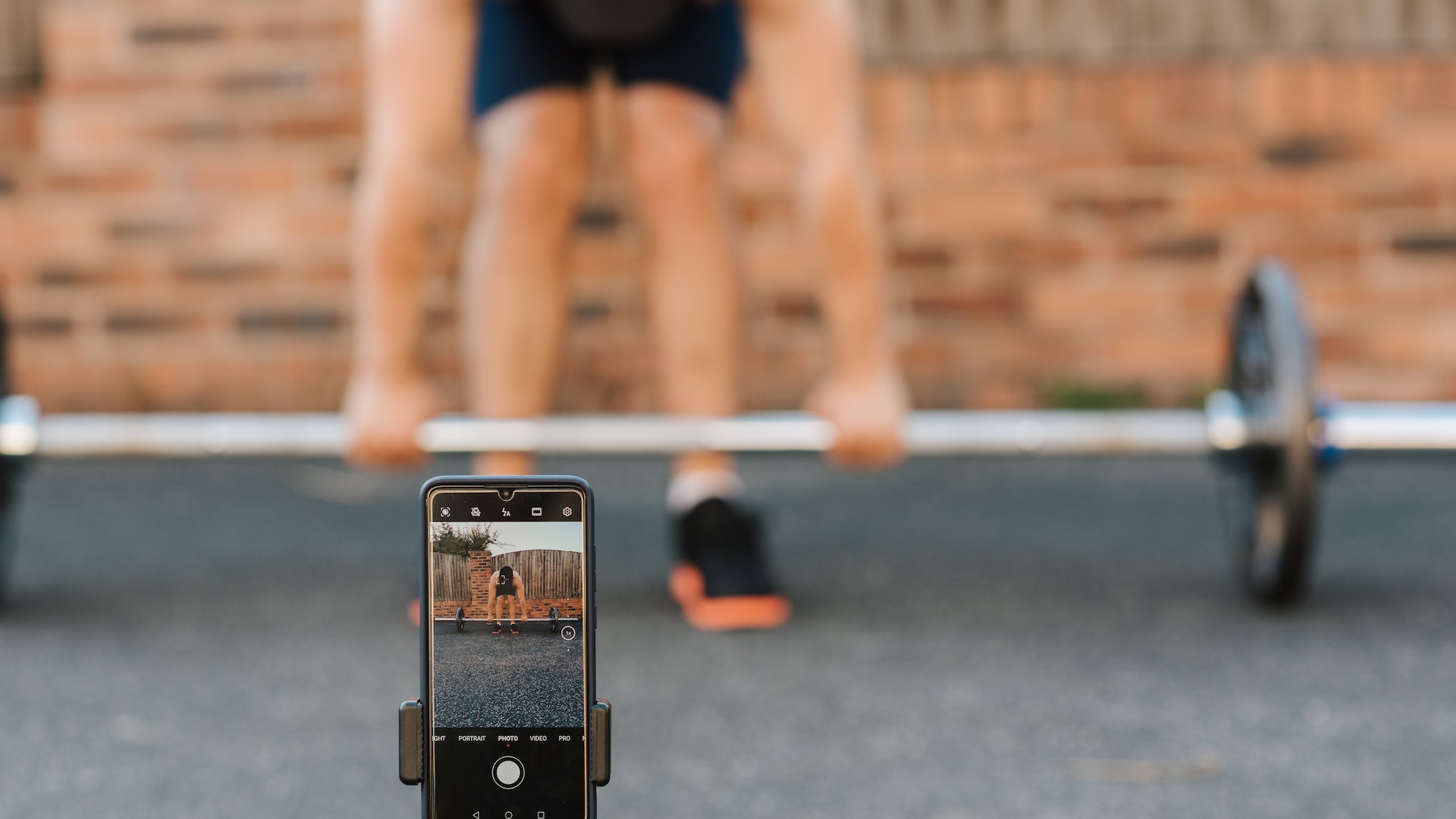 Wer sind die beliebtesten Gesundheits-Influencer:innen und welche Inhalte verbreiten sie? Diesen Fragen gehen Jugendliche gemeinsam mit dem Forschungsteam des MCI und der KU Leuven nach. © Anete Lusina / Pexels