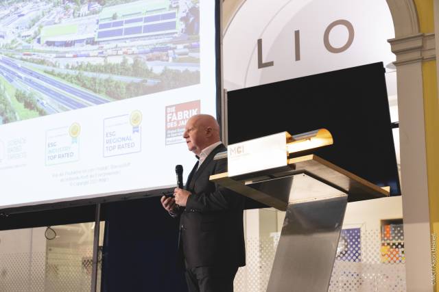 <p><em>Martin Mühlbacher, Site Manager of INNIO Jenbacher, describes the innovative strength of this Tyrolean company © MCI</em></p>