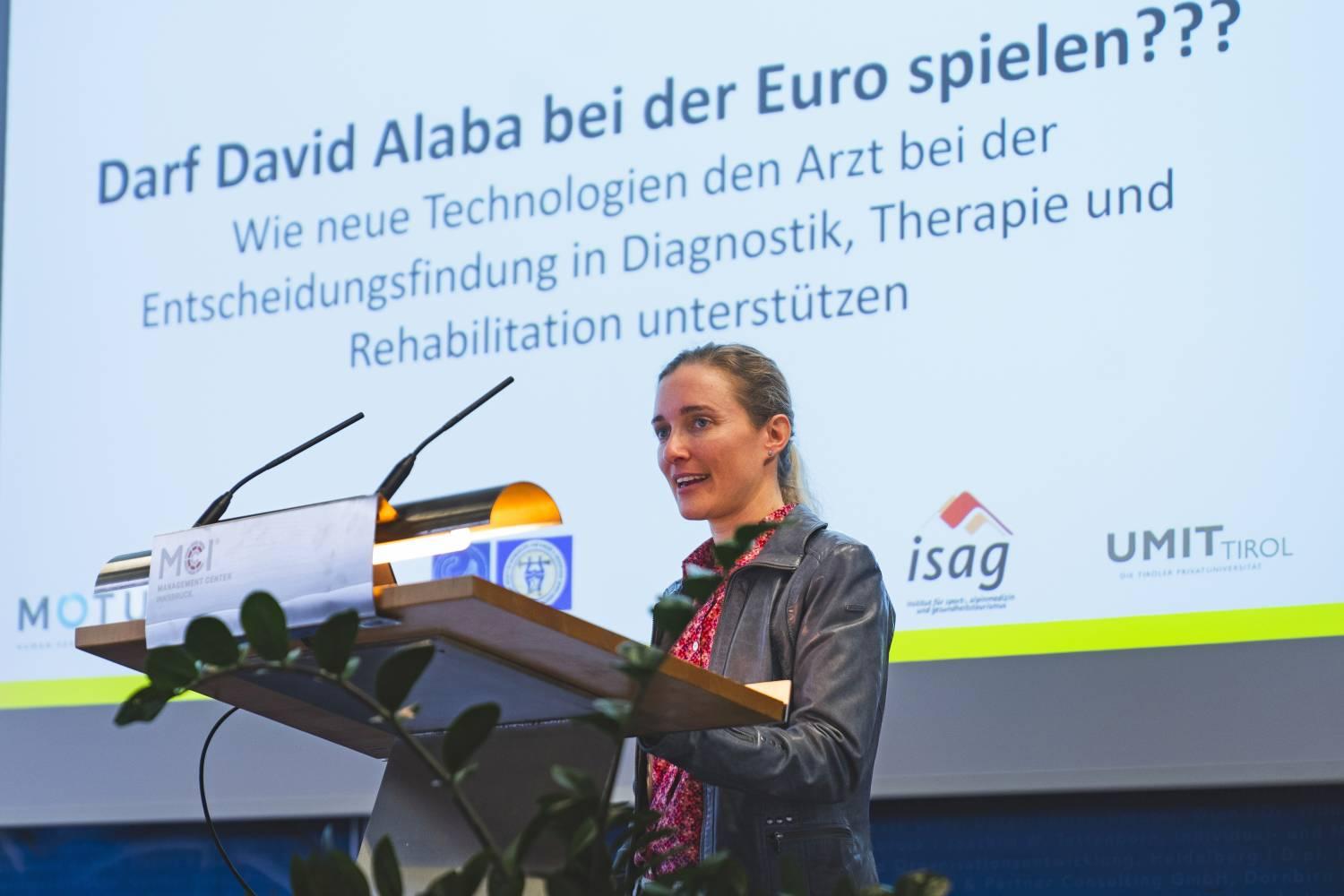 <p>DDr. Elisabeth Abermann erläutert die ärztliche Entscheidungsfindung in Diagnostik, Therapie und Rehabilitation © MCI / Aaron Heimerl</p>