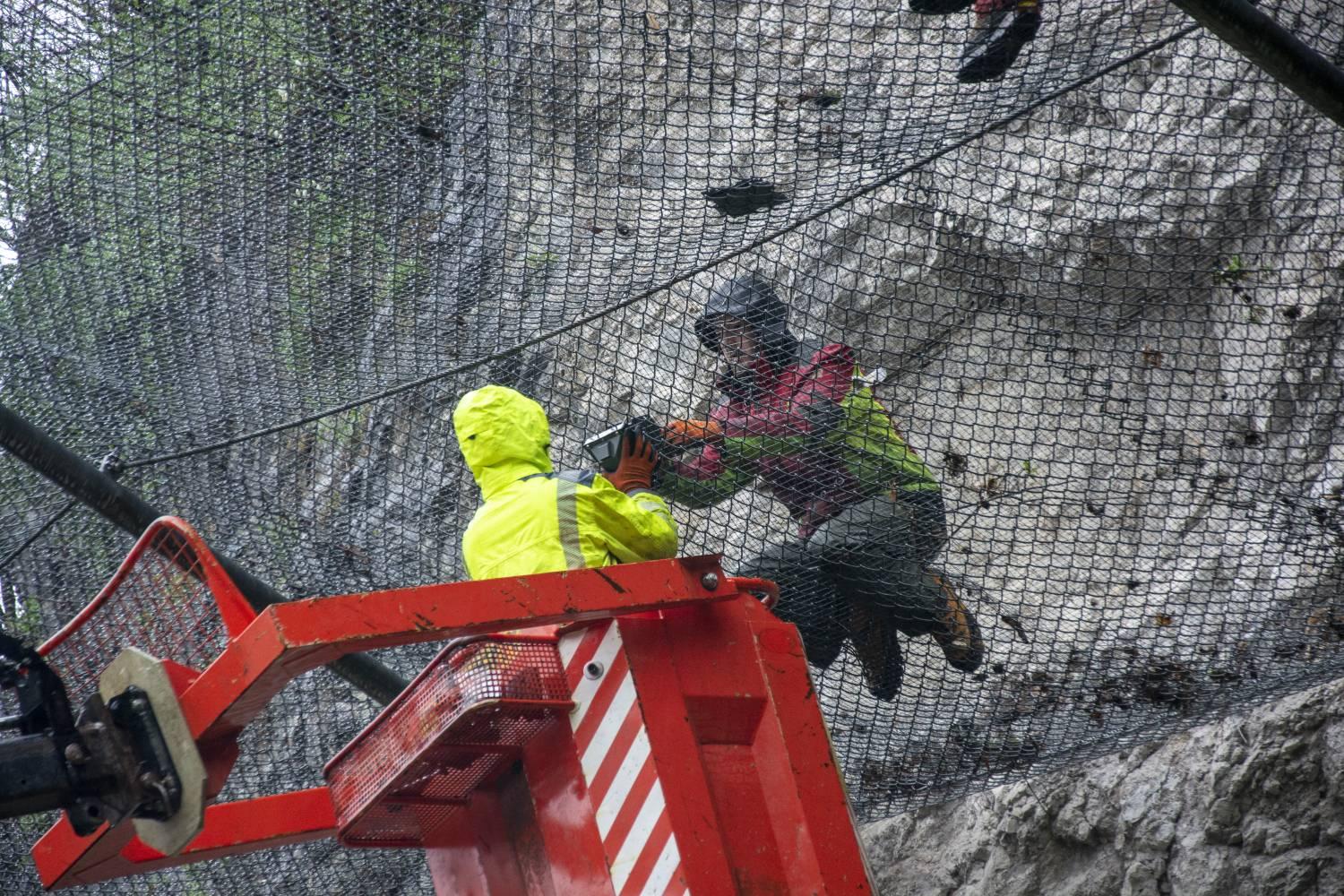 <p>Hangverbauungen und Steinschlagnetze sind kostenintensive Möglichkeiten, Infrastruktur vor Naturgefahren zu schützen. © GMD GmbH</p>