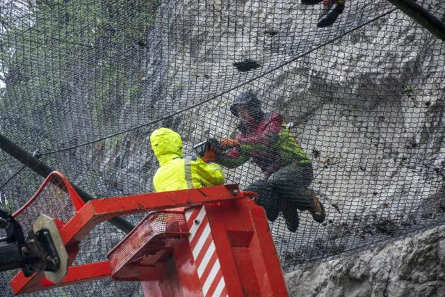 <p>Hangverbauungen und Steinschlagnetze sind kostenintensive Möglichkeiten, Infrastruktur vor Naturgefahren zu schützen. © GMD GmbH</p>
