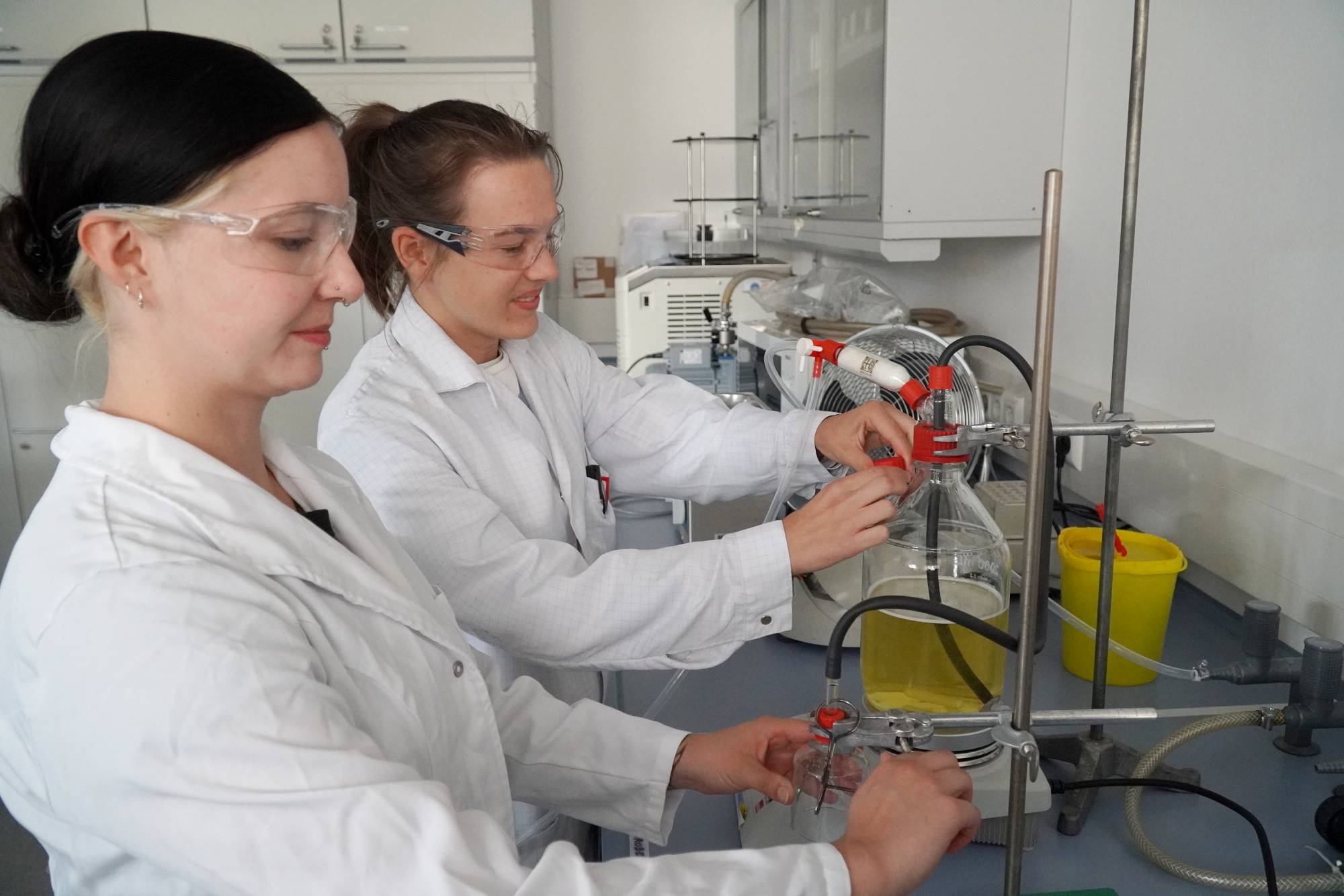 <p>Dissertantin Selina Haller und Projektmitarbeiterin Luise Ebert bei der anaeroben Abfüllung für die dunkle Fermentation © MCI</p>