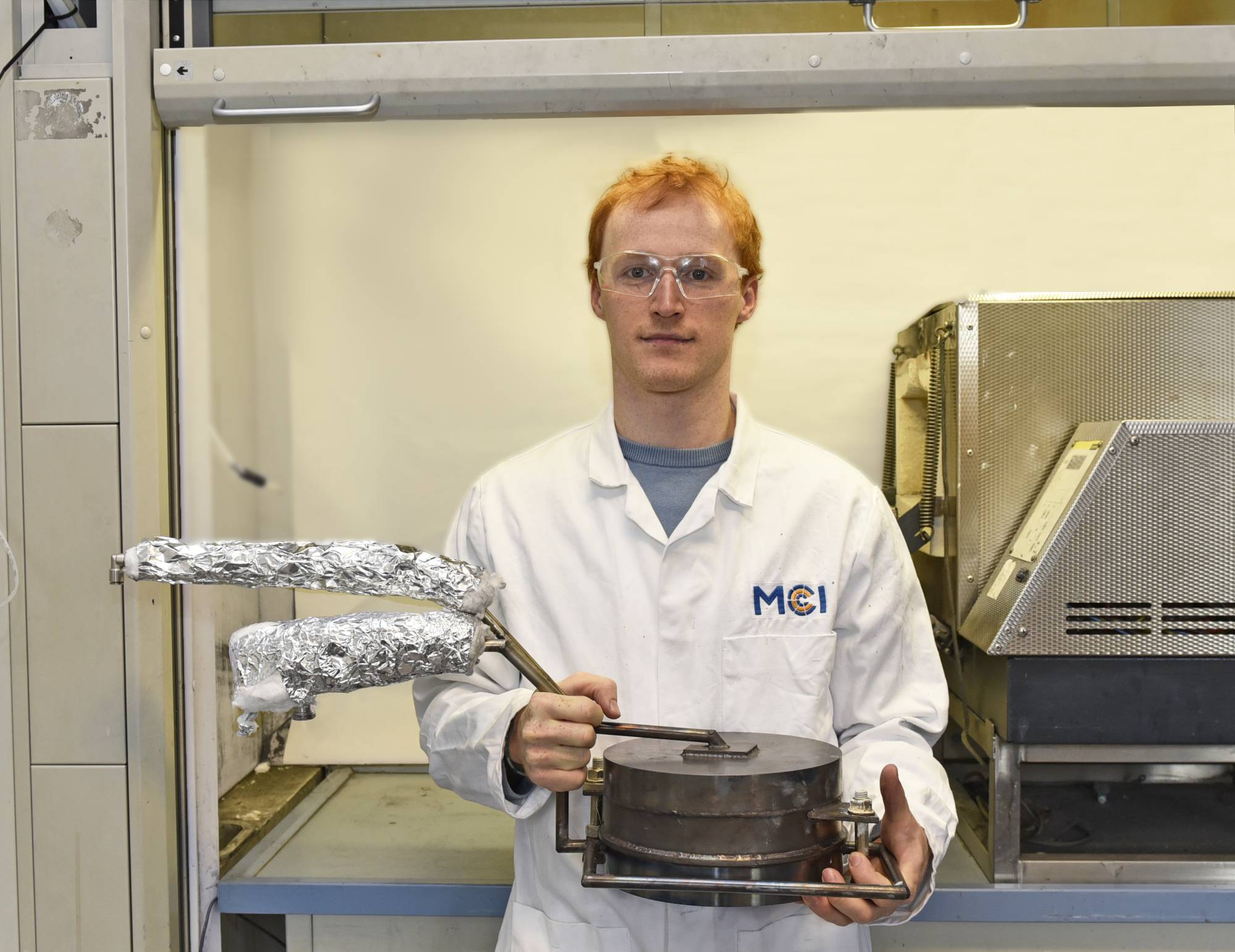 <p>David Gurtner untersucht Methoden zur Verbesserung der Eigenschaften der gewonnenen Aktivkohle © MCI</p>