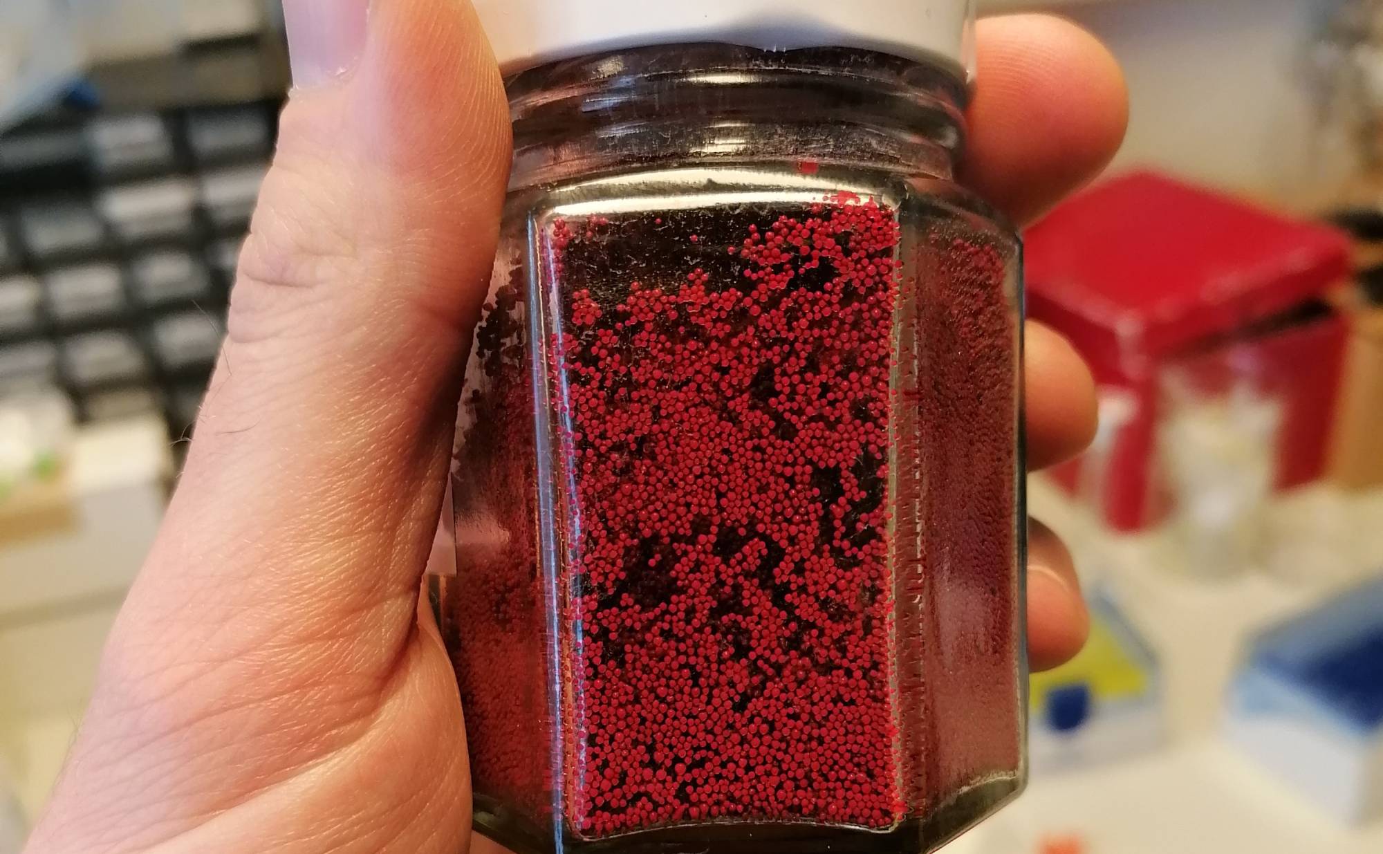 <p>Die verwendeten Materialien fallen als pinkfarbenes Granulat an © Back</p>