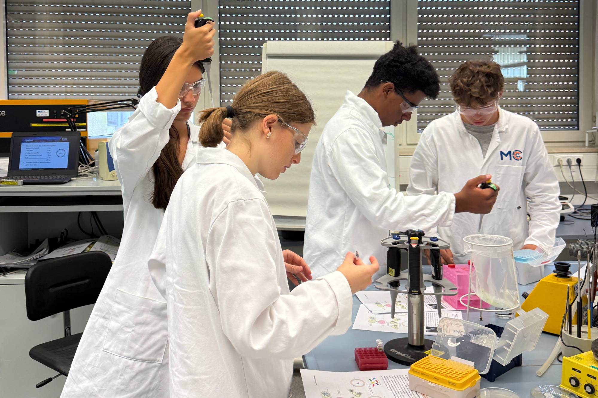 <p>In chemischen und biotechnologischen Laboren lernen die Schülerinnen und Schüler den Umgang mit Laborinstrumenten</p>