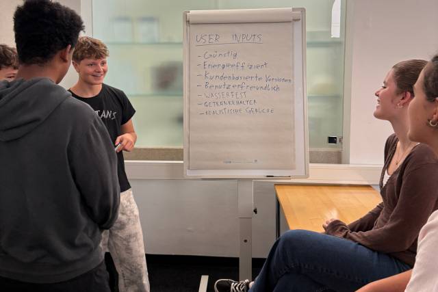 <p>In einem Scrum-Workshop wird Produktentwicklung methodisch vermittelt</p>