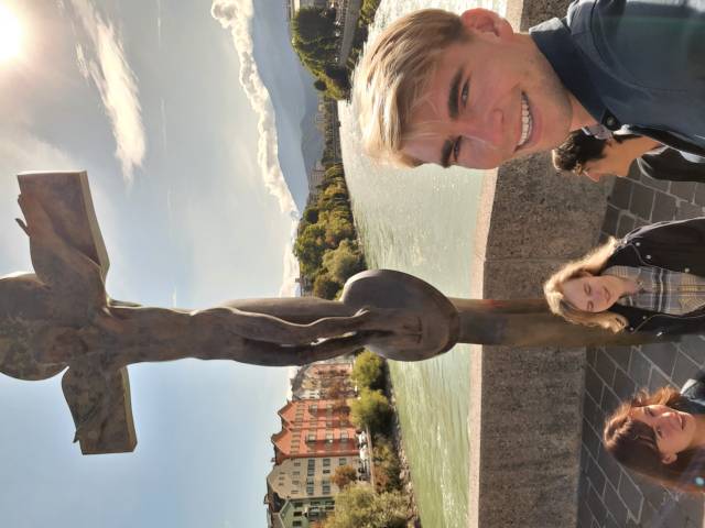 <p><em>Treasure hunt at the river Inn. Photo: Allard Sym Sprenger<br /></em></p>