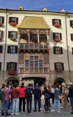<p>MCI Orientation Days - Stadttour durch Innsbruck - Beim Goldenen Dachl. ©MCI</p>