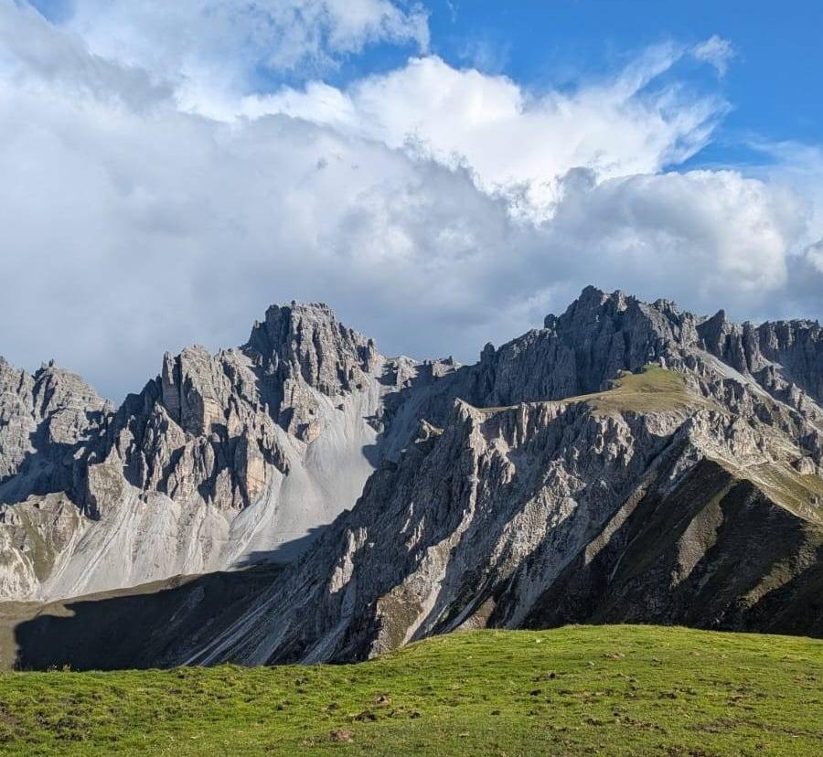 <p>Als Buddy bringt sie den Incomings ihre Leidenschaft für die Berge näher,</p>