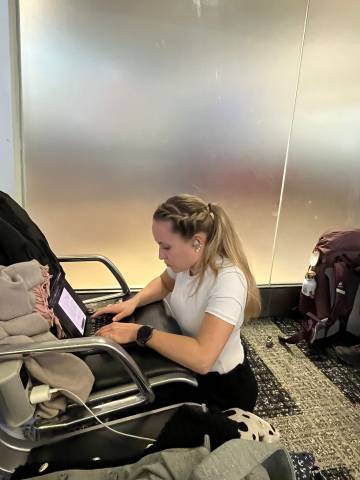 <p>Elisa Pfennig studiert auch am Flughafen ©Pfennig</p>
