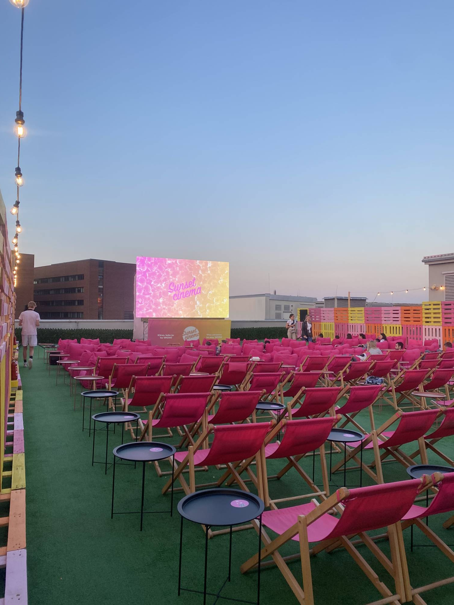 <p>Studentenleben an der VSE – Kino auf der Dachterrasse © Sinem Eroglu</p>