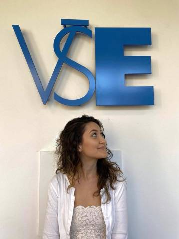<p>Sinem Eroglu an der VSE in Prag © Sinem Eroglu</p>