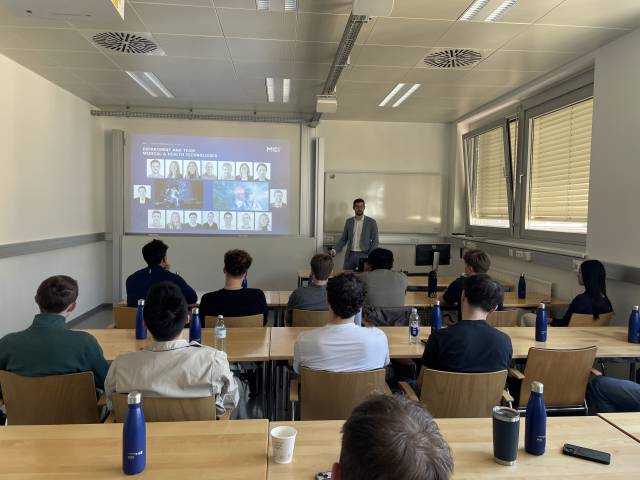 <p>Begrüßung der Studierenden durch Prof. Daniel Sieber © MCI/Kim Fladda</p>